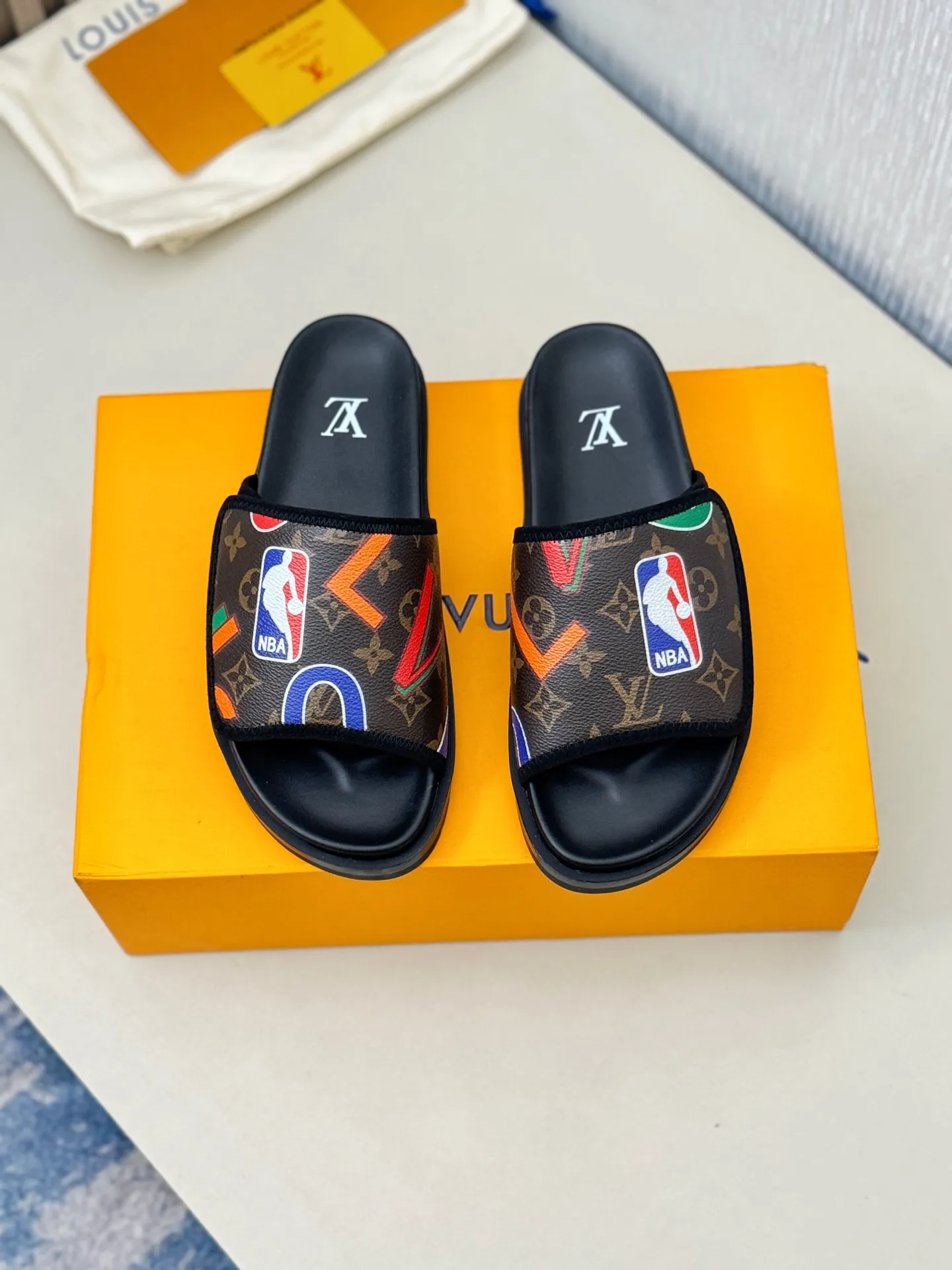 [L Home] P: 340💰Size: 38-45 Top purchasing agent lv men's summer slippers, classic presbyopia with Velcro, soft real leather lining, unique color splicing effect, distinctive personality, fashionable and trendy essential style, light and comfortable. Lightweight and tough rubber insole, micro ridged foam outsole, super comfortable!